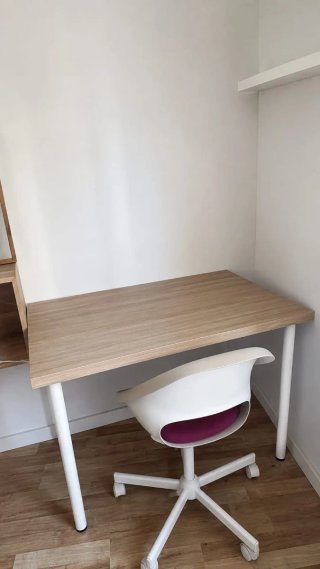 Escritorio compacto con silla