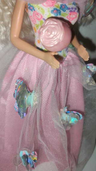 Barbie con vestito floreale e rosa