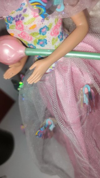 Barbie con vestito floreale e rosa