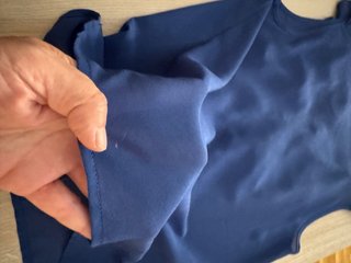 Camisa azul sin mangas con volantes