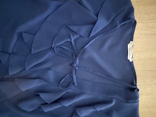 Camisa azul sin mangas con volantes