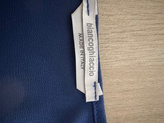 Camisa azul sin mangas con volantes