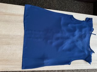 Camisa azul sin mangas con volantes