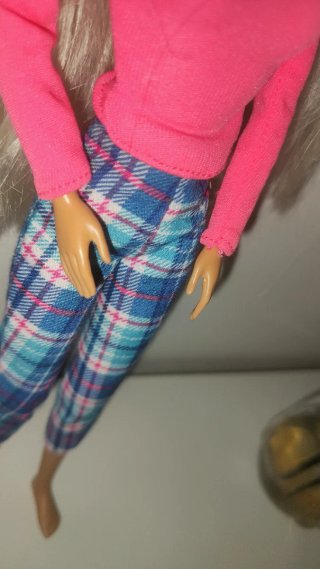 Barbie con maglia rosa e pantaloni a quadri