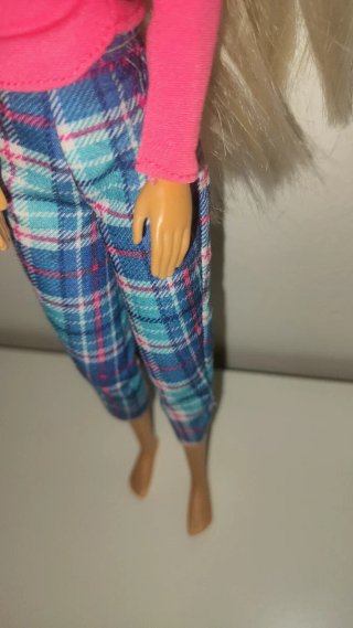 Barbie con maglia rosa e pantaloni a quadri