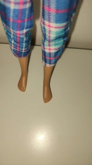 Barbie con maglia rosa e pantaloni a quadri