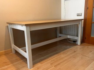 Mesa de comedor de madera de roble laminado.
