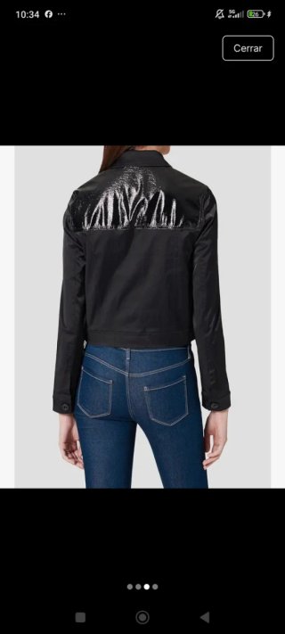 Chaqueta negra con detalles brillantes