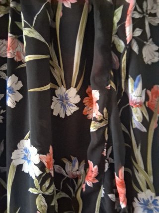 Vestido volantes largo medio con mangas.