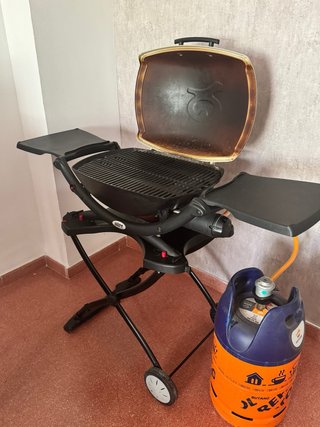 Barbacoa Weber Q2000 + Mesa + Funda + Bombona