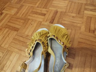 Sandalias doradas con flecos y tachuelas