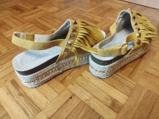 Sandalias doradas con flecos y tachuelas