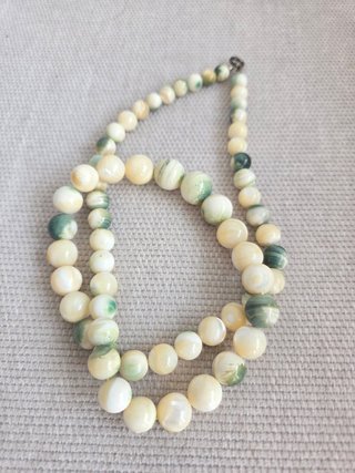 Collar perlas blancas y verdes