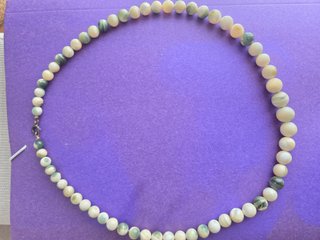 Collar perlas blancas y verdes