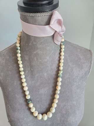 Collar perlas blancas y verdes