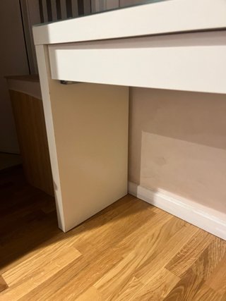 Consola blanca con tapa de cristal y cajón