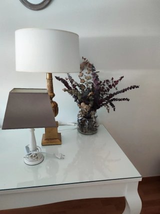 Lámpara de mesa dorada y blanca. Zara Home.