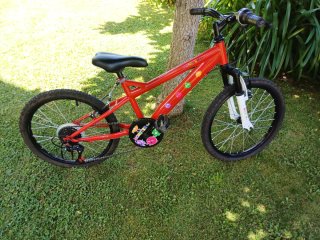 Bicicleta Infantil roja y blanca.
