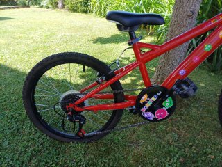 Bicicleta Infantil roja y blanca.