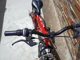 Bicicleta Infantil roja y blanca.