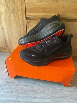Nike Vomero Plus Talla 45 Negro/Gris