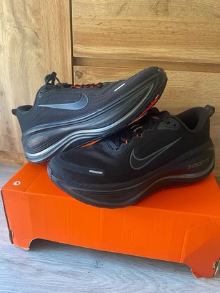 Nike Vomero Plus Talla 45 Negro/Gris
