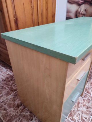 Escritorio con cajones madera y teal