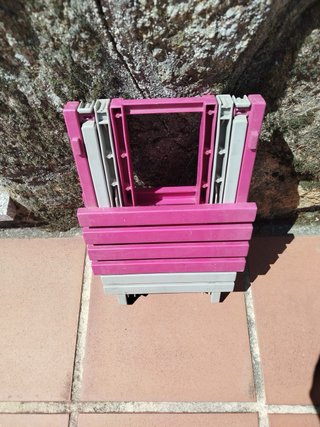 Taburete plegable rosa y gris