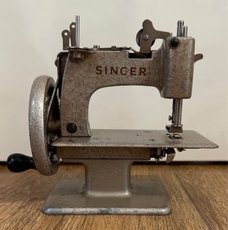 Máquina de coser pequeña Singer