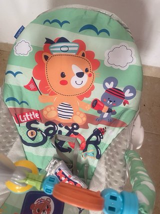 Sillita de bebé musical con juguetes