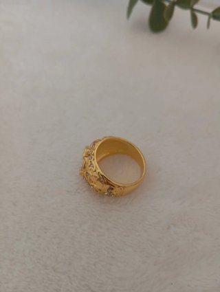 Anillo de hombre color oro con circonitas