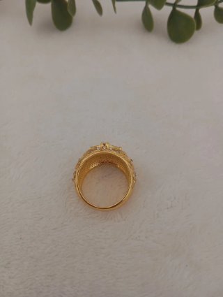 Anillo de hombre color oro con circonitas