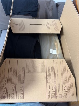 Caja de ropa negra y marrón