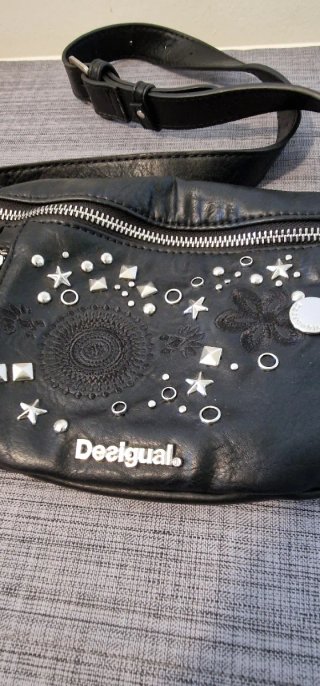Riñonera Desigual tachuelas estrellas cremallera