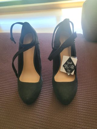 Sandalias de tacón negras a estrenar.
