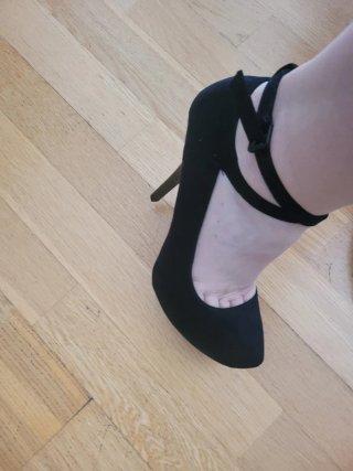 Sandalias de tacón negras a estrenar.