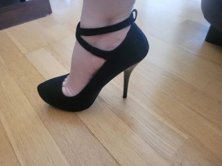 Sandalias de tacón negras a estrenar.
