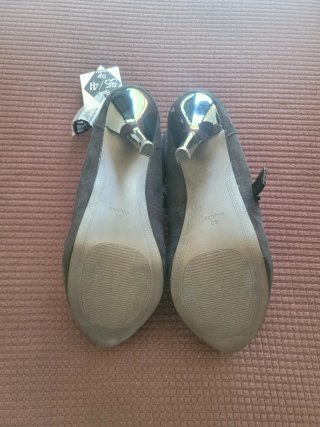 Sandalias de tacón negras a estrenar.