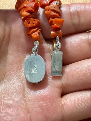Collar coral con broche de plata