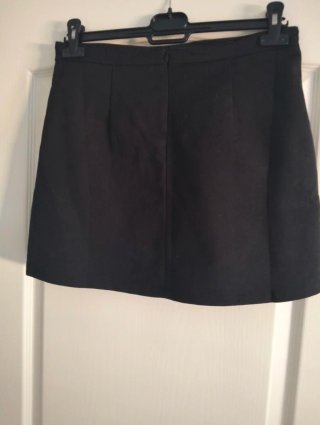 Vestido negro con escote en V