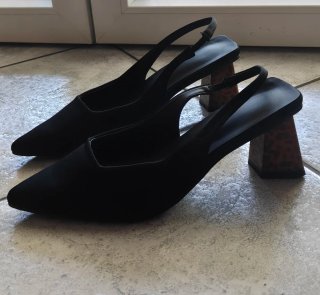 Scarpe slingback nere tacco leopardato