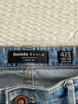 Pantalón vaquero Bershka Carrot Fit Roto