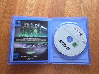 Mando PS5 y videojuego FC 25