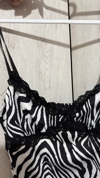 Top estampado cebra con encaje