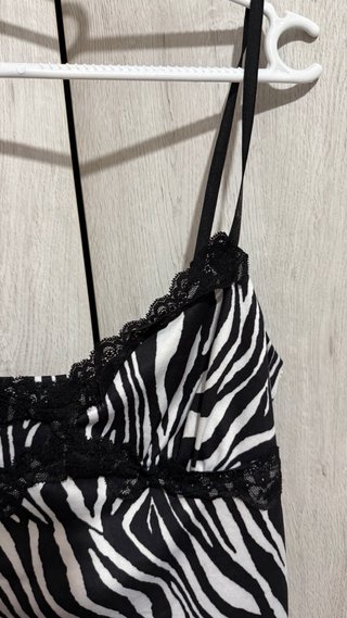 Top estampado cebra con encaje