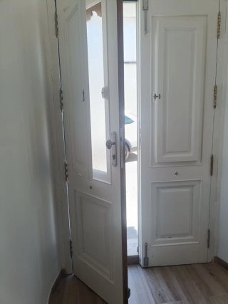 Puerta Iroko y 2 Ventanas