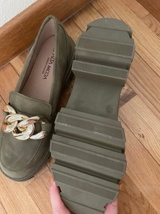 Mocasines verdes con cadena dorada