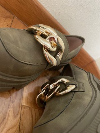 Mocasines verdes con cadena dorada