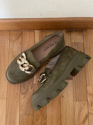 Mocasines verdes con cadena dorada
