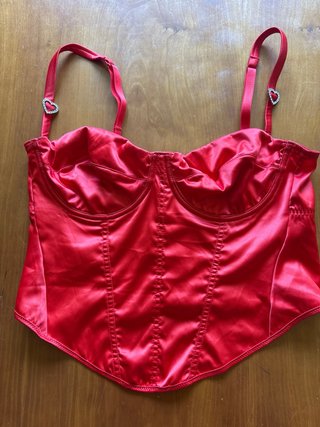 Corsé rojo con tirantes y corazones